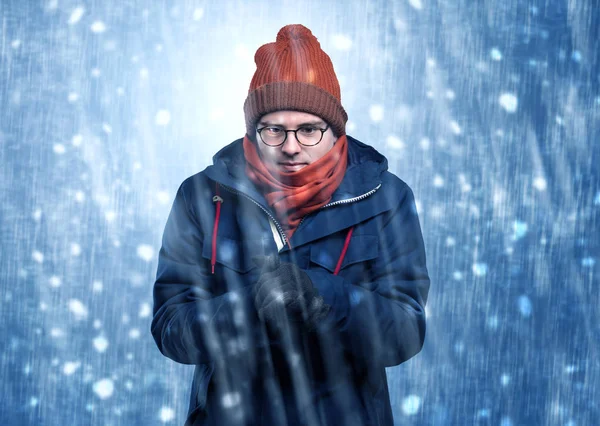 Beau garçon frissonnant à la tempête de neige concept — Photo
