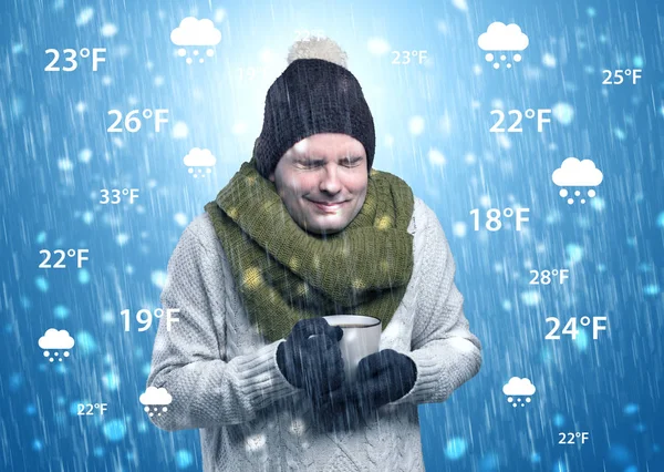 Menino congelando em roupas quentes com conceito de condição meteorológica — Fotografia de Stock