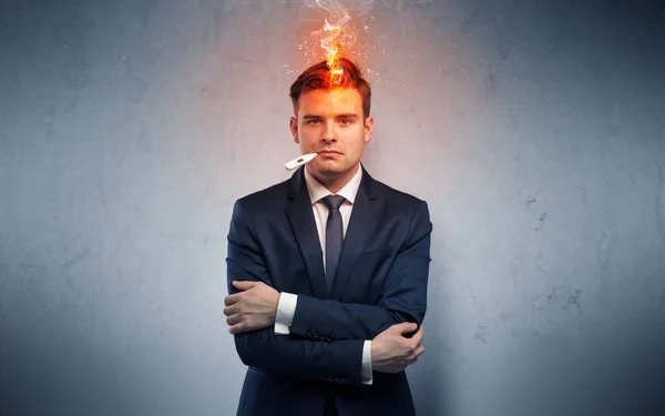 불타는 머리 개념으로 아픈 사업가 — 스톡 사진