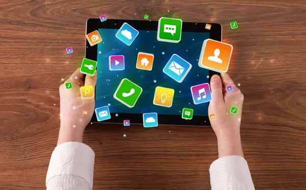 Hand met tablet met bounce toepassing symbolen concept — Stockfoto