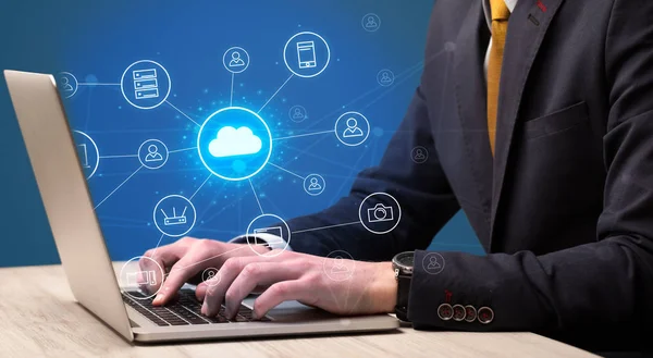 Hand att skriva med cloud technology systemkonceptet — Stockfoto