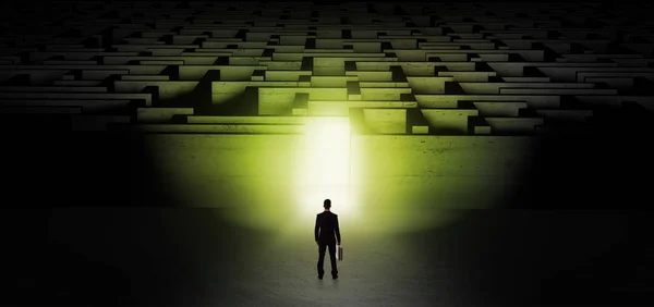 Uomo d'affari che inizia una sfida oscura labirinto — Foto Stock
