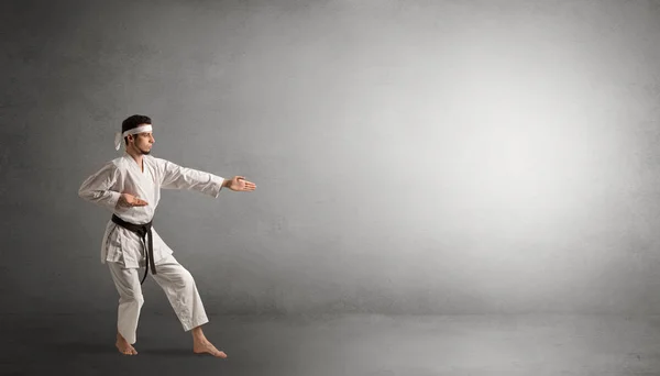 Pequeño karate luchando en un espacio vacío — Foto de Stock