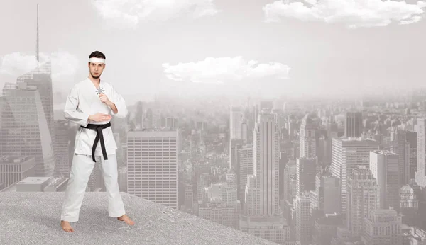 Karate man haciendo trucos de karate en la cima de una ciudad metropolitana —  Fotos de Stock