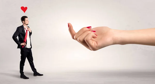 Große Hand, die Liebe Mann hetzt — Stockfoto