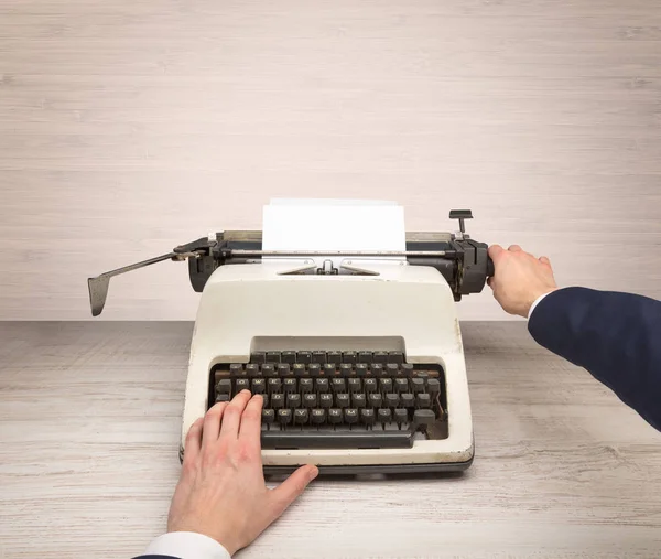 Primeira pessoa perspectve mão escrevendo em uma máquina de escrever oldschool — Fotografia de Stock