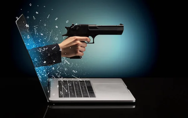 Hand mit Waffe aus Laptop — Stockfoto