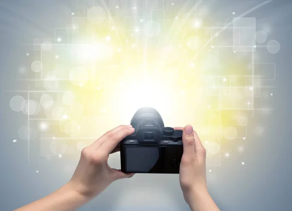 Hand nemen foto met gloeiende flash concept — Stockfoto