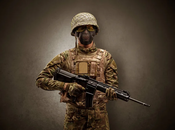 Soldatenagent in einem dunklen Raum mit Waffen — Stockfoto