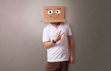 Mutlu karton kutu yüzü ile genç çocuk