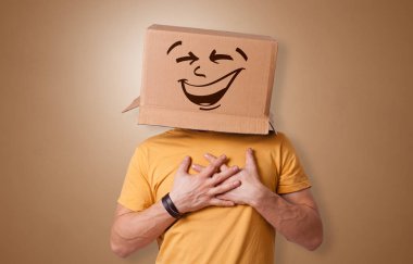 Mutlu karton kutu yüzü ile genç çocuk