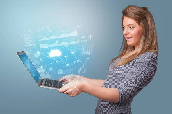 Γυναίκα που κρατά το laptop με το cloud με βάση σύστημα έννοια — Φωτογραφία Αρχείου
