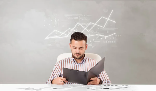 Persona de negocios sentada en el escritorio con concepto de cambio financiero — Foto de Stock