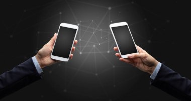 Akıllı telefonlar holding iki eller yakın çekim