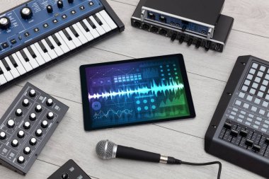 Müzik aletleri ve kayıt uygulaması ile tablet