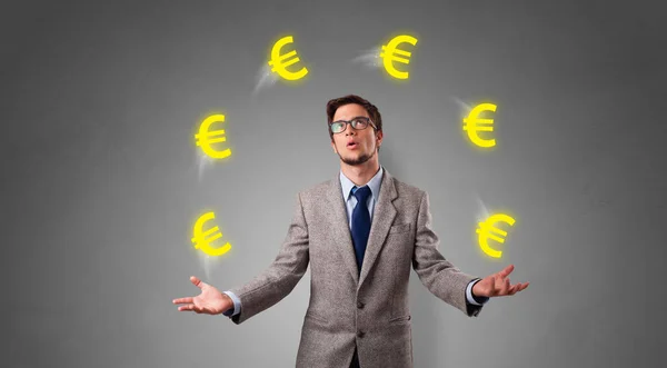 Person jongliert mit Euro-Symbol — Stockfoto