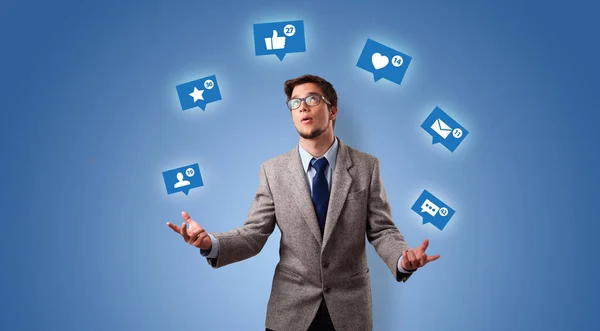 Pessoa malabarismo com símbolos de mídia social — Fotografia de Stock