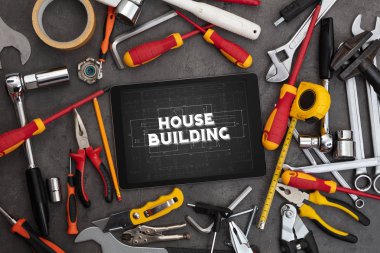 Tablet ve mimar araçları çevresinde