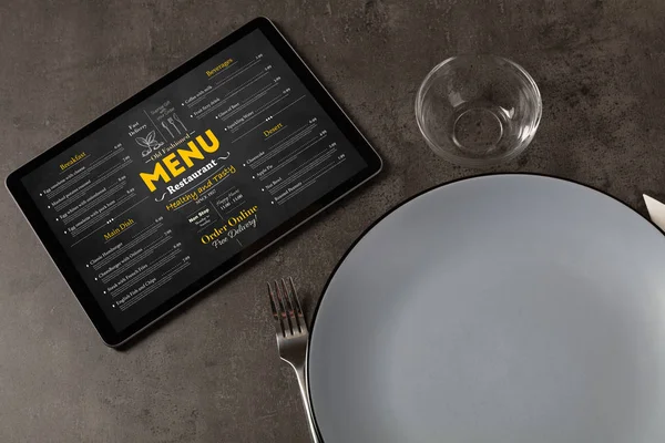 Vajilla con menú en línea en tableta —  Fotos de Stock