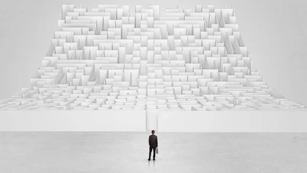 Liten man står framför en infinity labyrint — Stockfoto