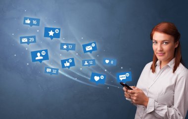 Sosyal medya kavramı ile telefon kullanan genç kişi