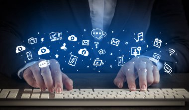 Klavye uygulama simgeleri ile yazarak kadın