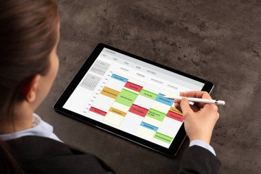 İş kadını zamanlama her programı Tablet