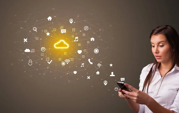 Persona que usa el teléfono con concepto de tecnología en la nube — Foto de Stock