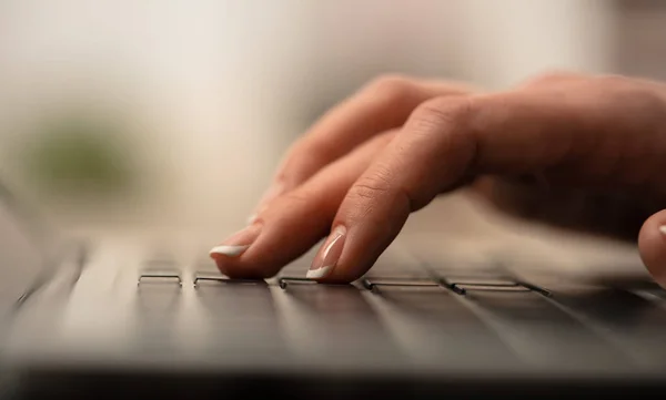 Geschäftsfrau tippt Hand auf Tastatur — Stockfoto