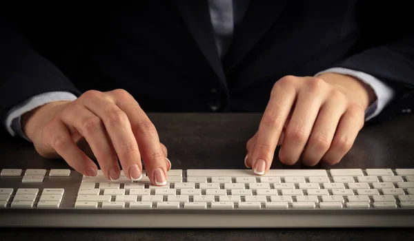 Vrouw typen op toetsenbord — Stockfoto
