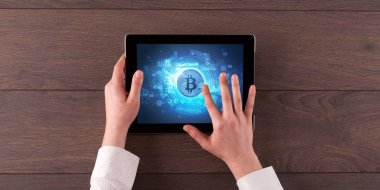 El tablet cryptocurrency konsepti ile çalışma