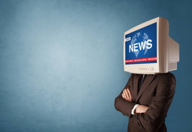 Baş monitör ile genç kişi