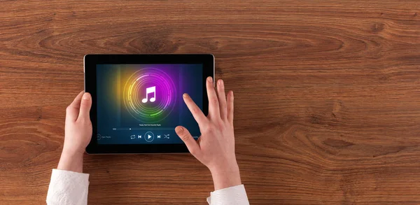 Ruční držení tabletu s hudební hra koncept — Stock fotografie
