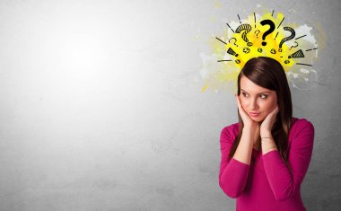 Soru işaretleri olan iş adamı 