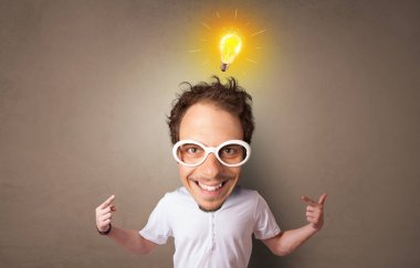 Yeni fikir konsepti ile küçük vücut üzerinde büyük kafa