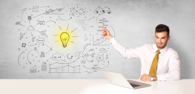 Yeni fikir konsepti ile iş adamı