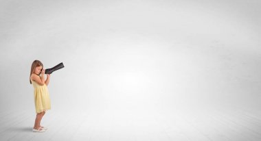 Spyglass boş bir alana bakarak çocuğun