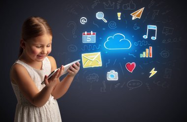 Kız holding tablet uygulamaları kavramı ile