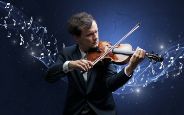 Yalnız besteci üzerinde keman çalıyor