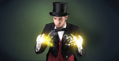 Onun gücü elinde tutan sihirbaz