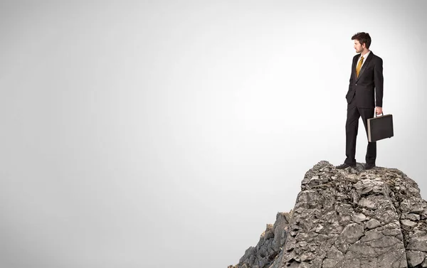 Business persoon op de top van de rots met kopieerruimte — Stockfoto