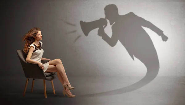 Sombra oscura gritando a dama elegante —  Fotos de Stock