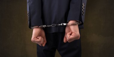 Karanlık sererken yakın kelepçeli erkek