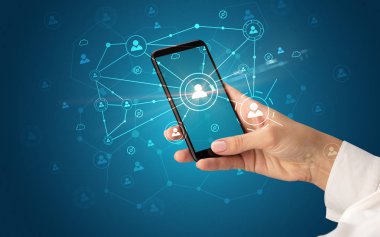 İnsanlar kavramı bağlanmak için Smartphone kullanarak ele
