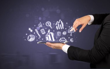 El tutma tablet tebeşir çizilmiş sembolleri yukarıda bulunan