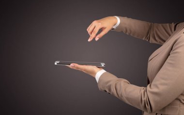 Mockup el holding tablet