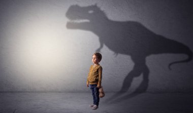 Sevimli çocuk arkasında dinazorların gölge