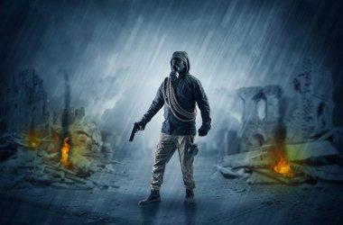 Gaz maskesi ve silah gelen felaket erkekler sonra