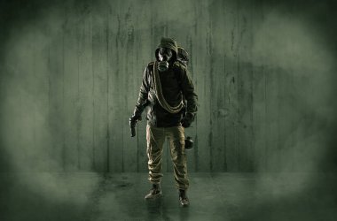 Korkunç adam ahşap bir gecekondu maske ile