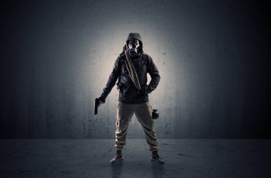 Ajan silah ile karanlık bir alanda